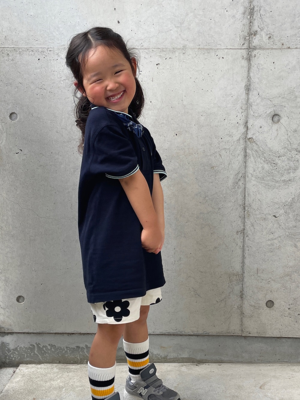 ブルー系のポロシャツ、ホワイト系のその他パンツ、グレー系のスニーカーを着用したキッズの春コーディネートの5枚目の写真