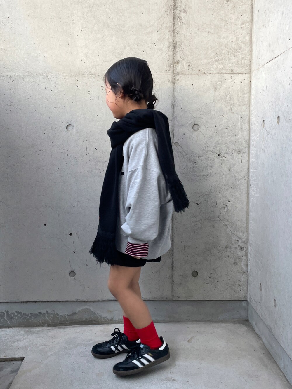 グレー系のスウェット、レッド系のTシャツ/カットソー、ブラック系のその他パンツを着用したキッズの冬コーディネートの3枚目の写真