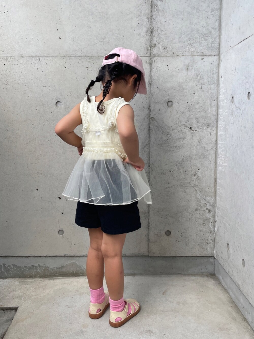 ホワイト系のサンダル、ブラック系のパンツ、ブラック系のTシャツ/カットソーを着用したキッズの春コーディネートの5枚目の写真