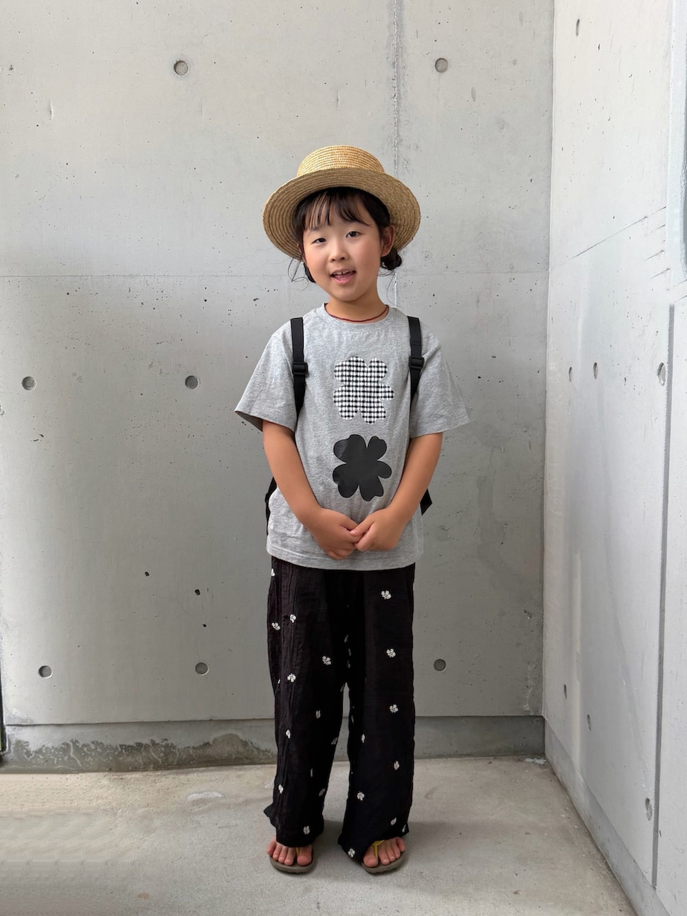 ブラック系のその他パンツ、ブラウン系のサンダル、グレー系のTシャツ/カットソーを着用したキッズの夏コーディネートの3枚目の写真