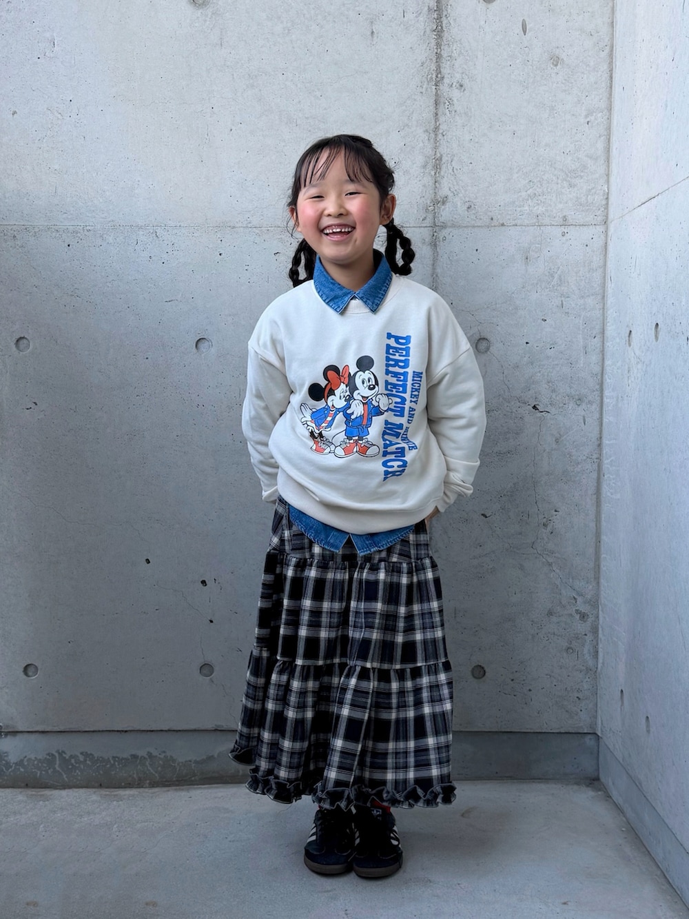 ブルー系のシャツ/ブラウス、ブラウン系のスカート、ブラック系のスニーカーを着用したキッズの冬コーディネートの2枚目の写真