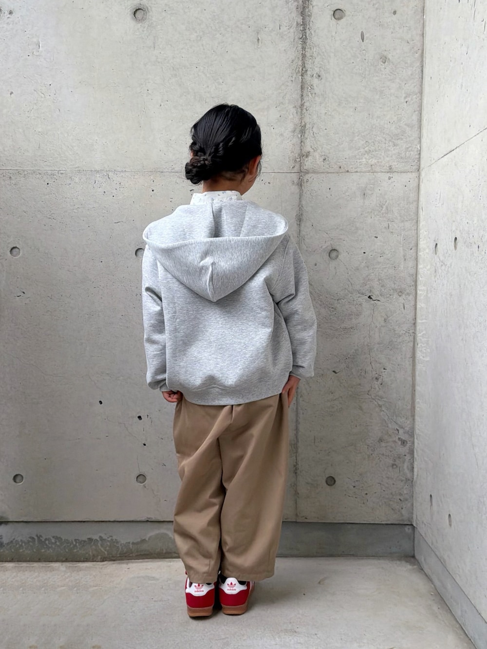 レッド系のスニーカー、グリーン系のニット/セーター、ホワイト系のシャツ/ブラウスを着用したキッズの冬コーディネートの3枚目の写真