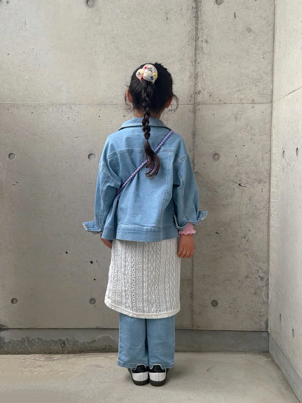 ブルー系のデニムパンツ、グレー系のスウェットパンツ、ホワイト系のスニーカーを着用したキッズの春コーディネートの5枚目の写真