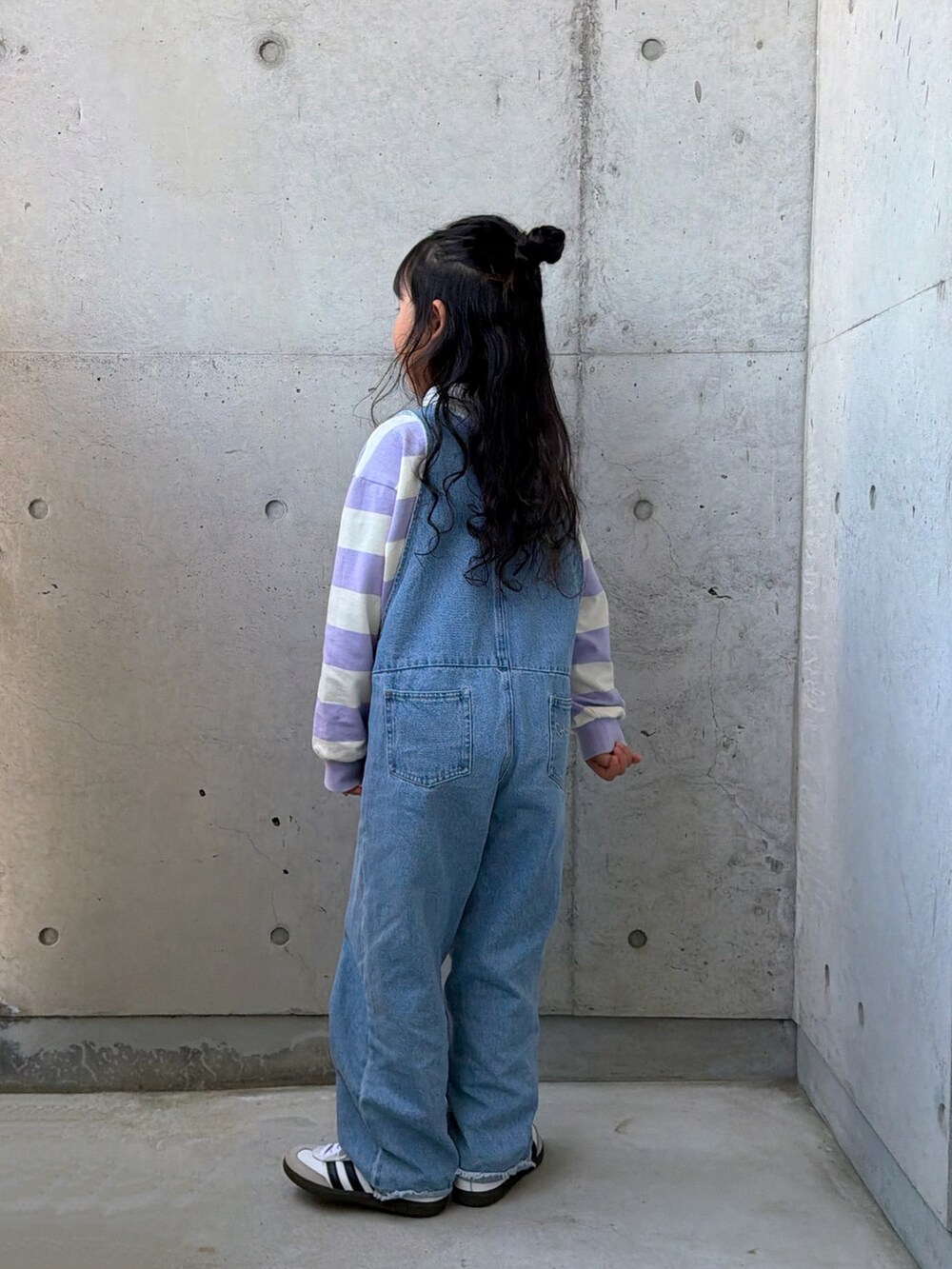 パープル系のTシャツ/カットソー、ホワイト系のスニーカー、ブルー系のニット/セーターを着用したキッズの春コーディネートの5枚目の写真