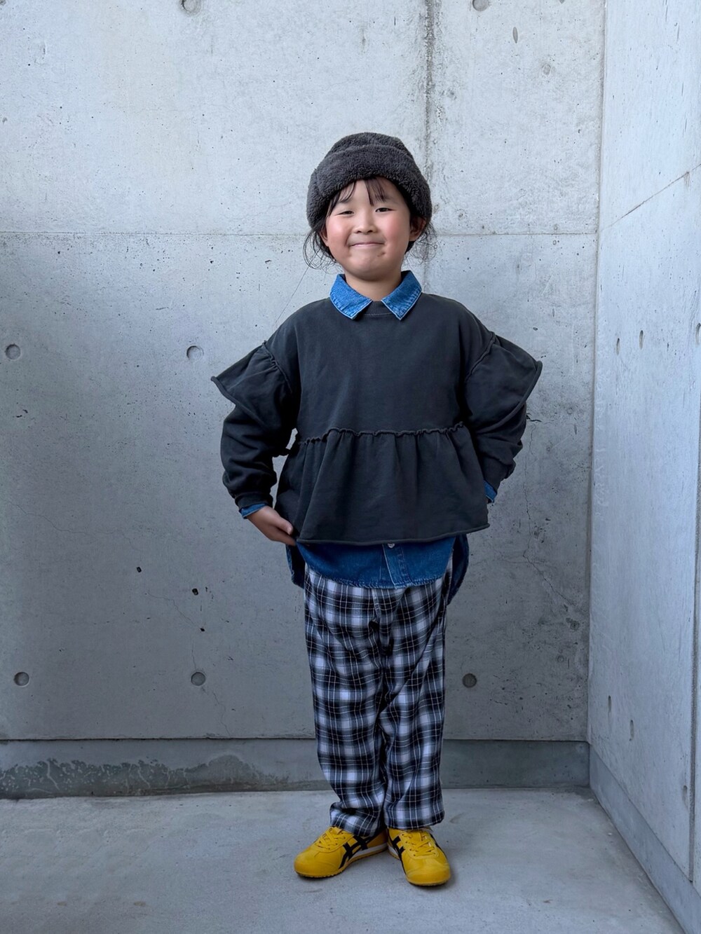 ブルー系のシャツ/ブラウス、グレー系のTシャツ/カットソー、イエロー系のスニーカーを着用したキッズの秋コーディネートの5枚目の写真