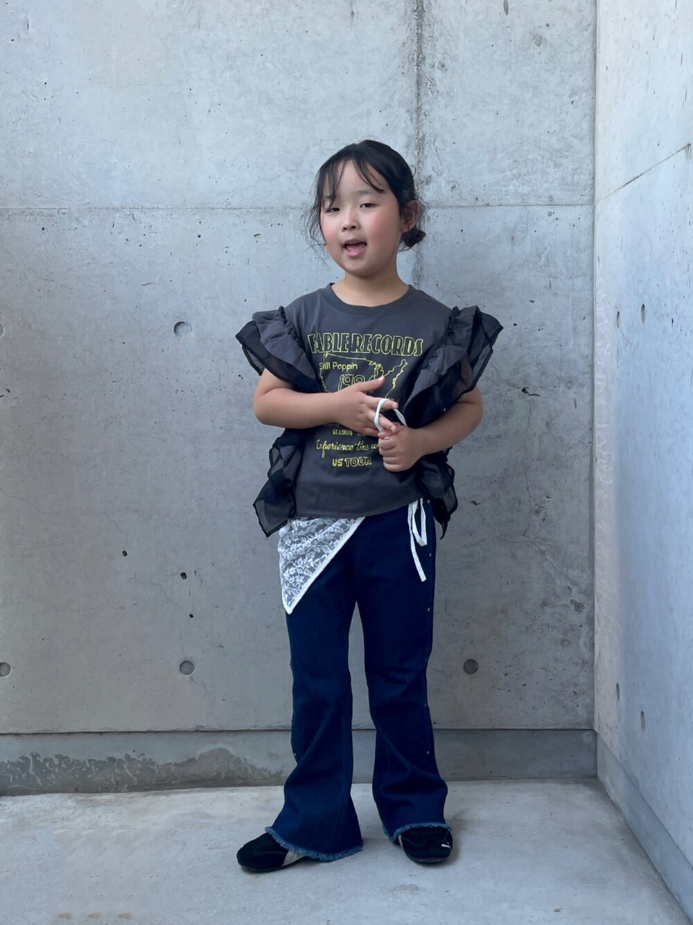 グレー系のTシャツ/カットソー、ブラック系のスニーカー、ブルー系のデニムパンツを着用したキッズの夏コーディネートの4枚目の写真