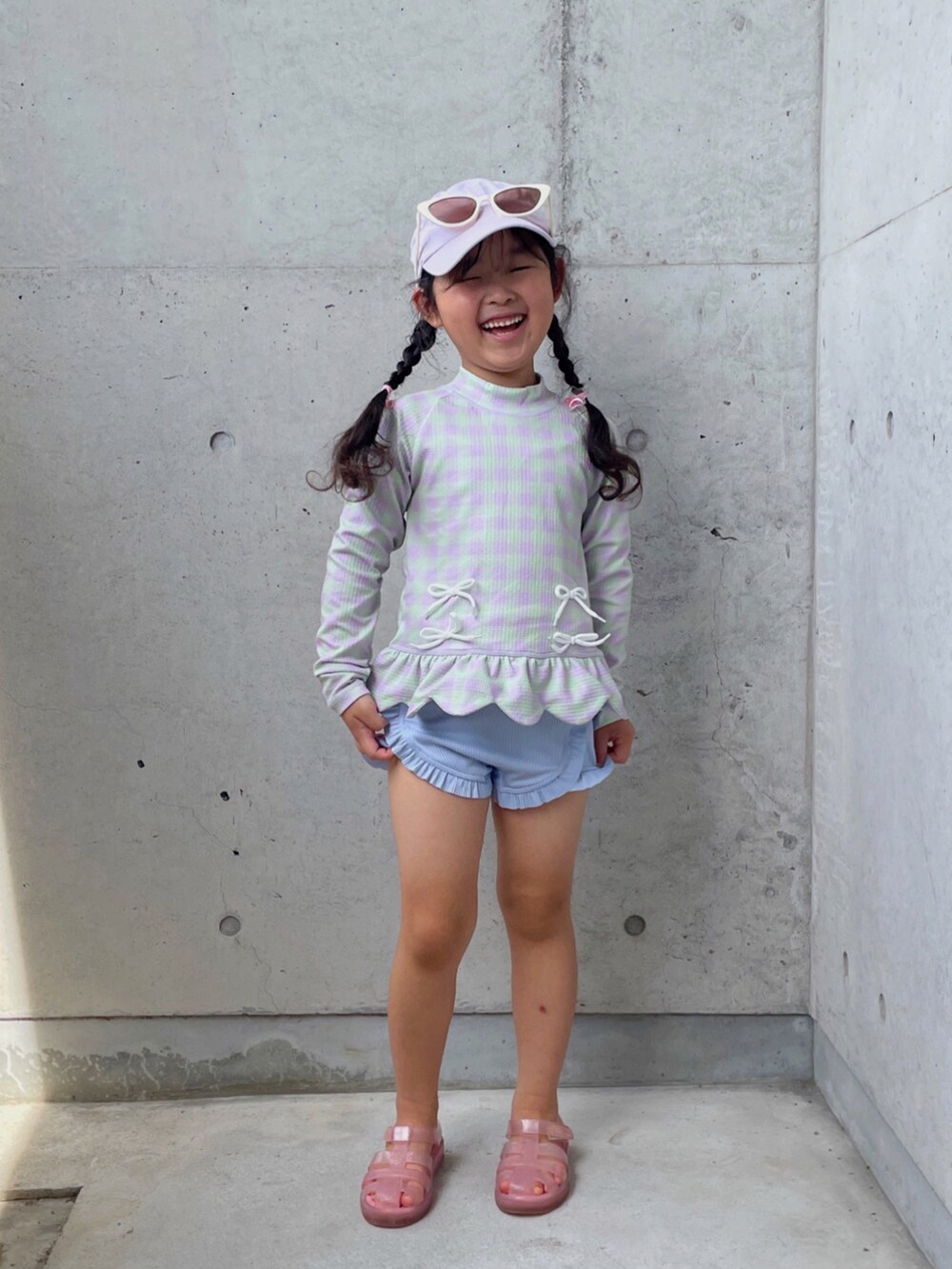 ピンク系のトートバッグ、その他のサンダル、パープル系の水着を着用したキッズの夏コーディネートの5枚目の写真