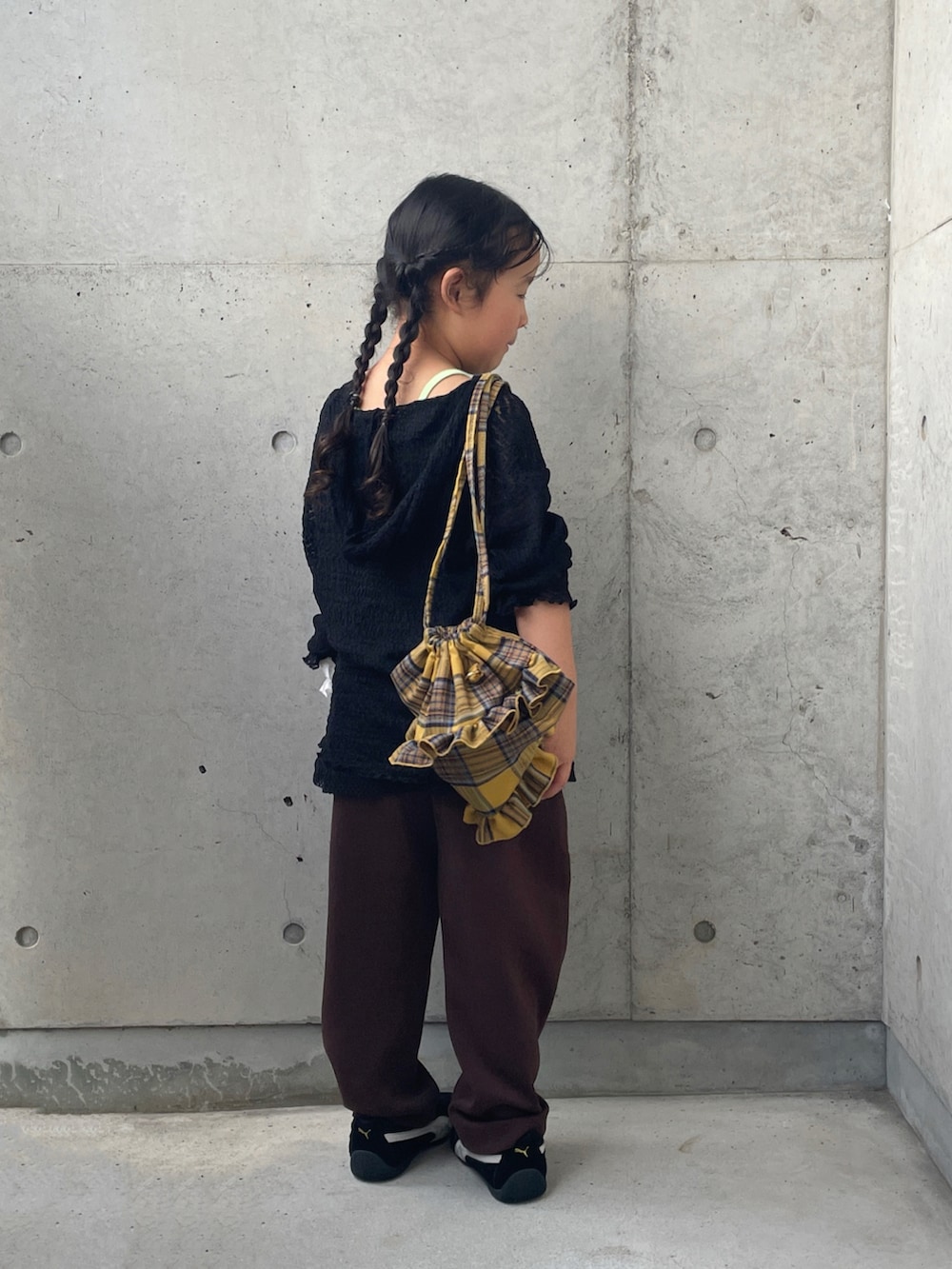 ブラック系のタンクトップ、ブラック系のTシャツ/カットソー、グリーン系のキャミソールを着用したキッズの秋コーディネートの2枚目の写真