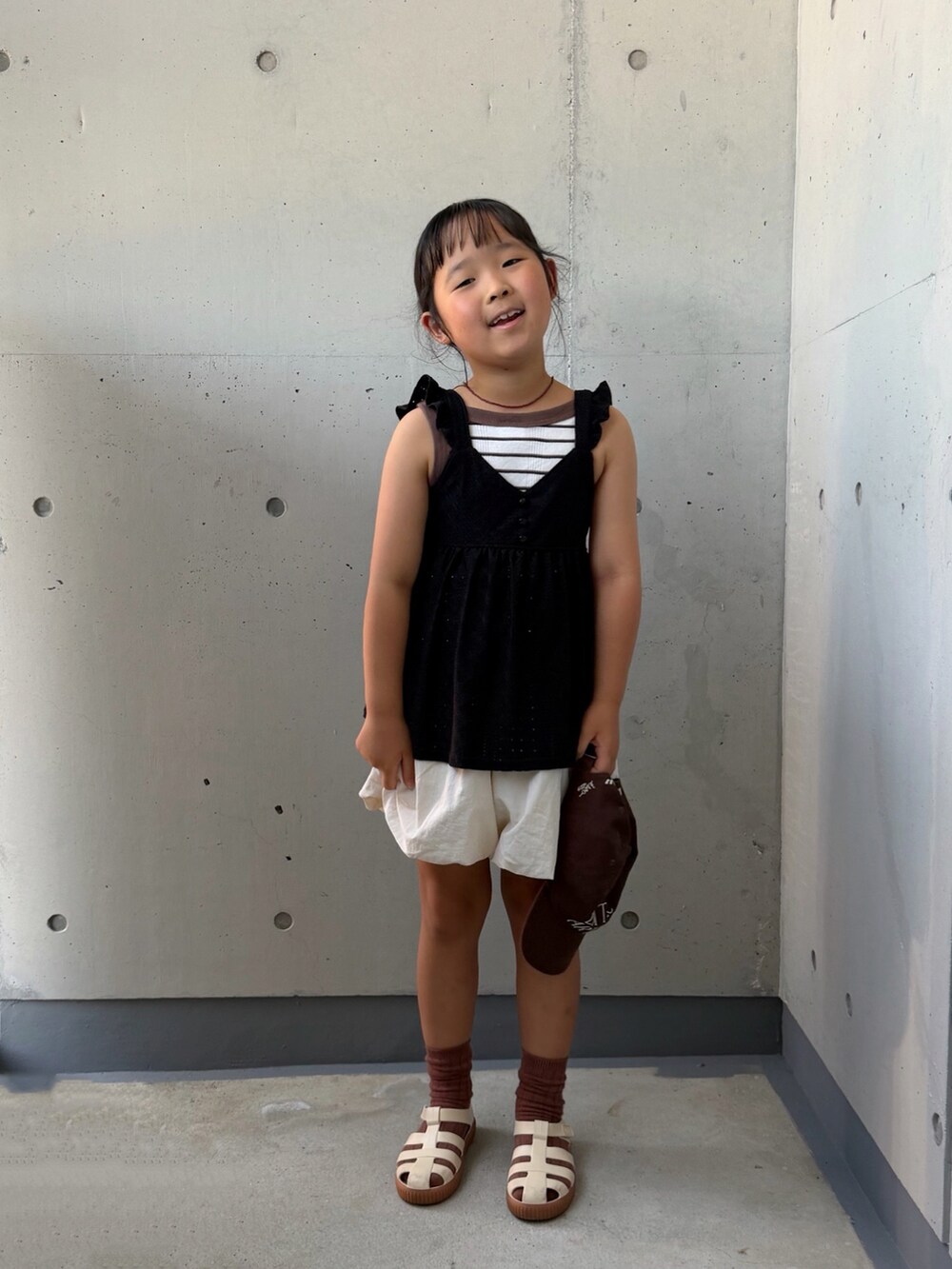 ホワイト系のその他パンツ、ブラック系のセットアップ、ブラウン系のタンクトップを着用したキッズの夏コーディネートの3枚目の写真