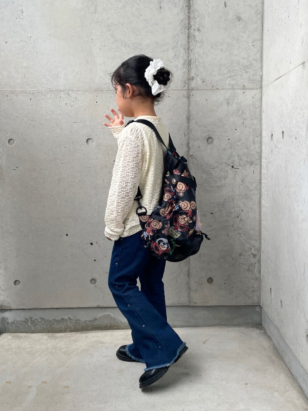 ホワイト系のTシャツ/カットソー、グレー系のTシャツ/カットソー、ブルー系のデニムパンツを着用したキッズの秋コーディネートの5枚目の写真