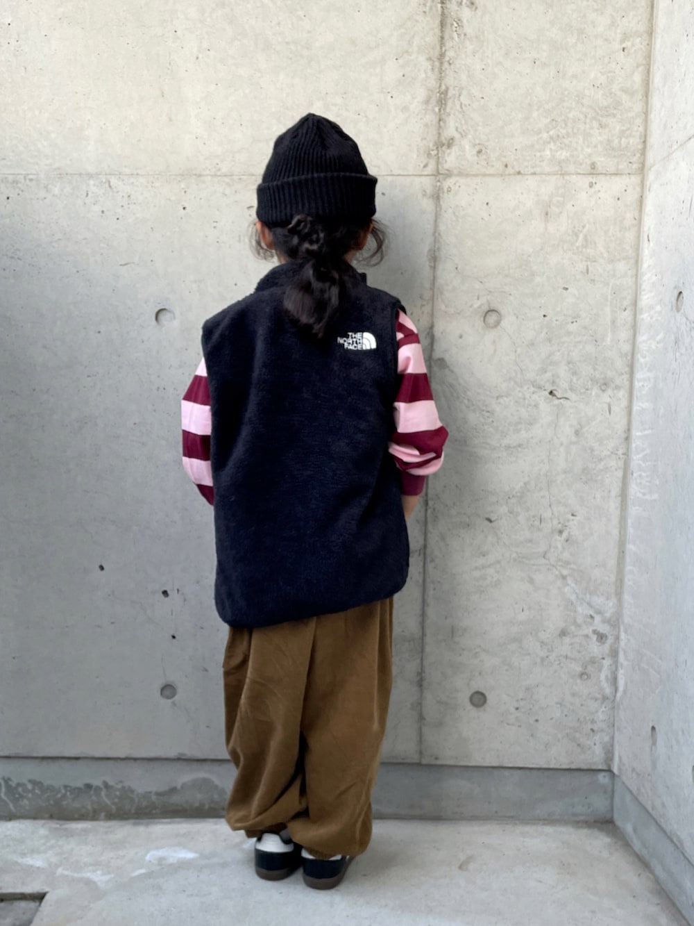 イエロー系のその他パンツ、ピンク系のTシャツ/カットソー、ブラック系のスニーカーを着用したキッズの秋コーディネートの3枚目の写真