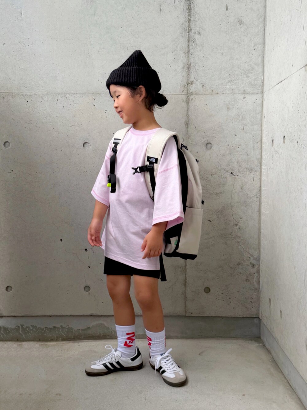 ブラック系のその他パンツ、ホワイト系のスニーカー、パープル系のTシャツ/カットソーを着用したキッズの秋コーディネートの4枚目の写真