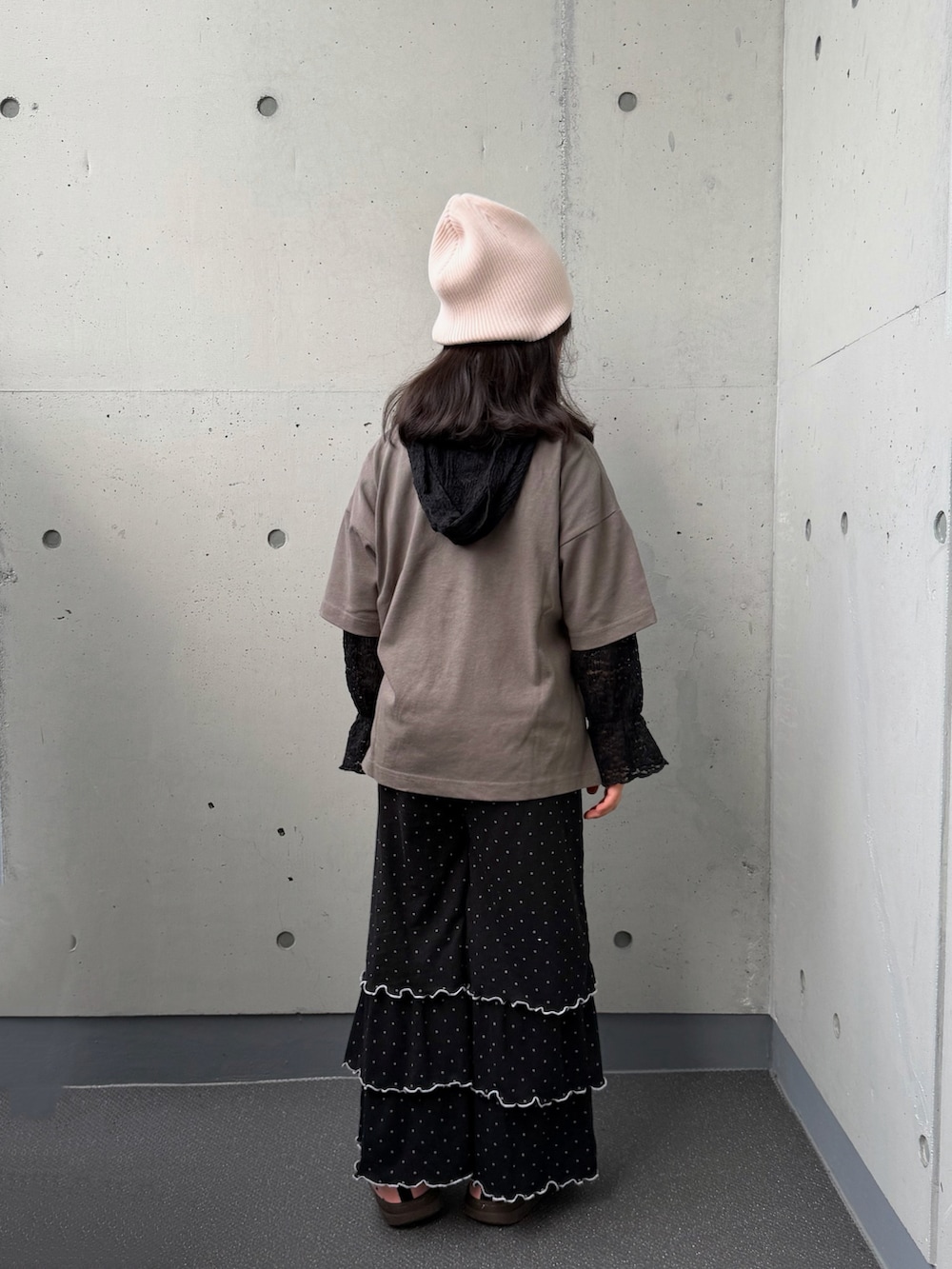ブラック系のTシャツ/カットソー、ブラック系のその他パンツ、ブラック系のTシャツ/カットソーを着用したキッズの秋コーディネートの3枚目の写真