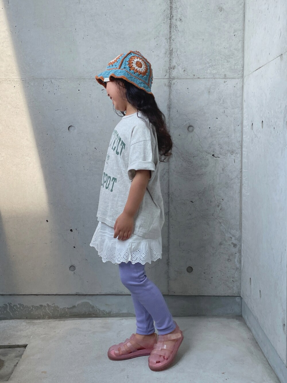 パープル系のその他パンツ、ホワイト系のパンツ、その他のサンダルを着用したキッズの夏コーディネートの2枚目の写真