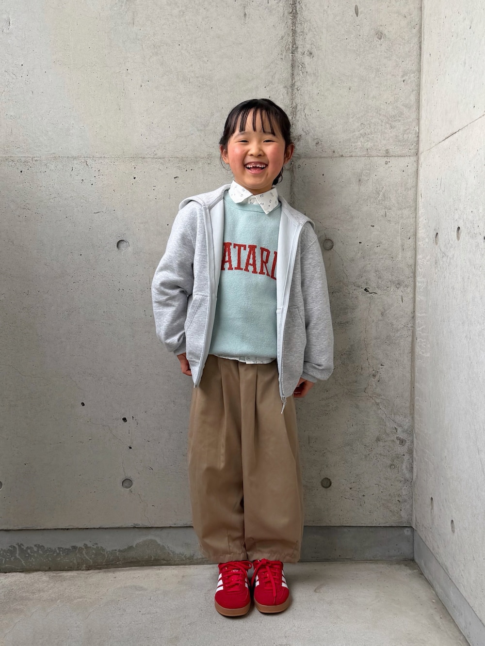 レッド系のスニーカー、グリーン系のニット/セーター、ホワイト系のシャツ/ブラウスを着用したキッズの冬コーディネートの2枚目の写真