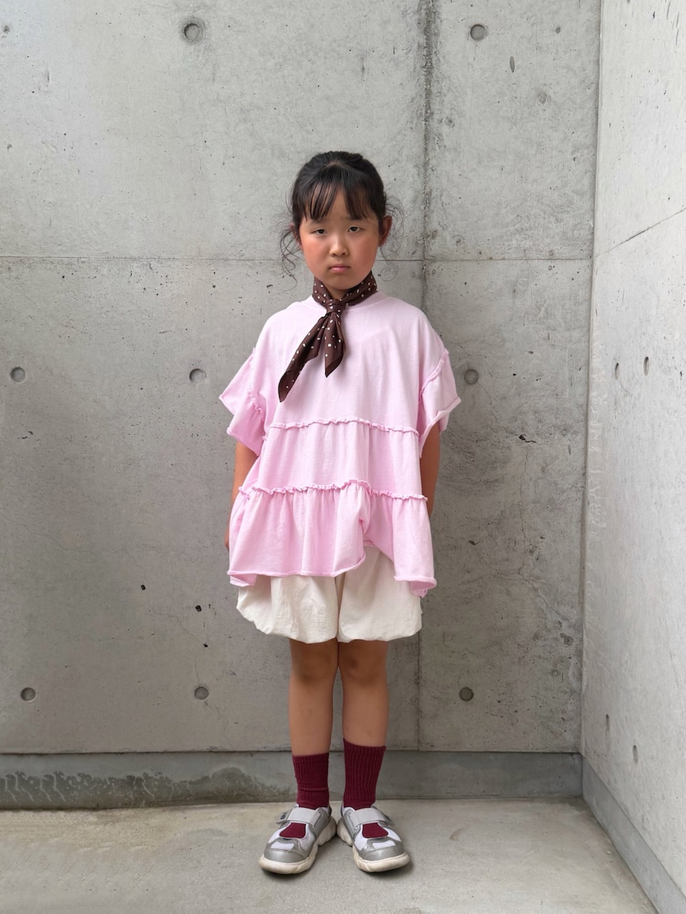 ピンク系のTシャツ/カットソー、ホワイト系のその他パンツ、シルバー系のスニーカーを着用したキッズの夏コーディネートの3枚目の写真