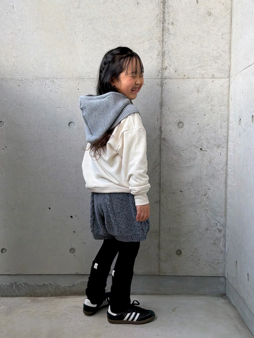 グレー系のその他パンツ、ブラック系のスニーカー、ホワイト系のスウェットを着用したキッズの冬コーディネートの2枚目の写真