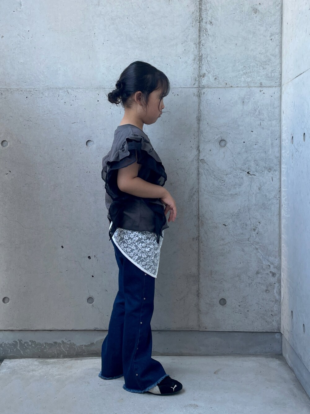 グレー系のTシャツ/カットソー、ブラック系のスニーカー、ブルー系のデニムパンツを着用したキッズの夏コーディネートの5枚目の写真