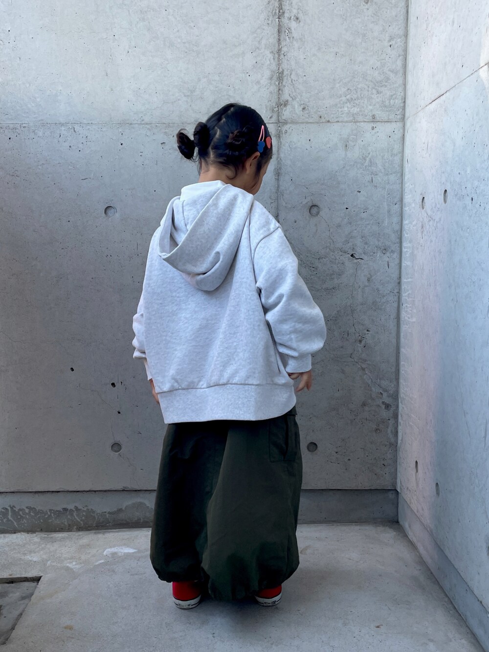 「パーカー、ロングスカート、キッズコーデ、冬コーデ、ラガーシャツ、ハイカットスニーカー、秋冬コーデ、ヘアアレンジ、カーゴスカート、オーバーサイズ」｜「LEPSIMの【KIDS】ラガーシャツ　158622（Tシャツ/カットソー、ピンク系）」を使った、ioooさん（キッズ・110cm）の秋コーディネートの5枚目の写真