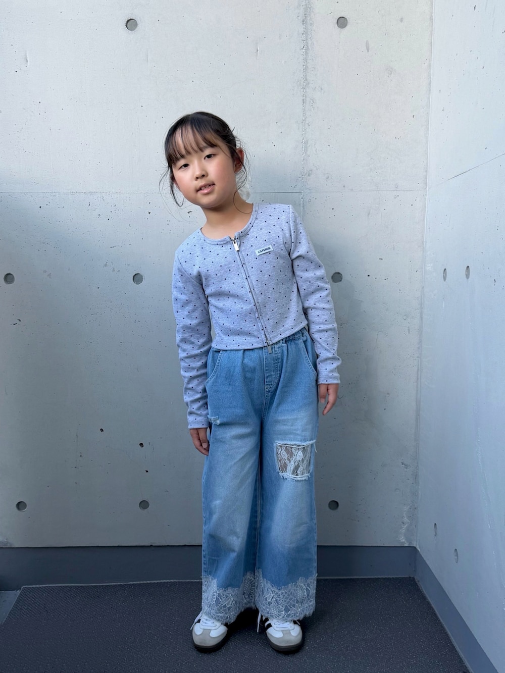 ホワイト系のスニーカー、グレー系のトップス、ブルー系のパンツを着用したキッズの秋コーディネートの4枚目の写真