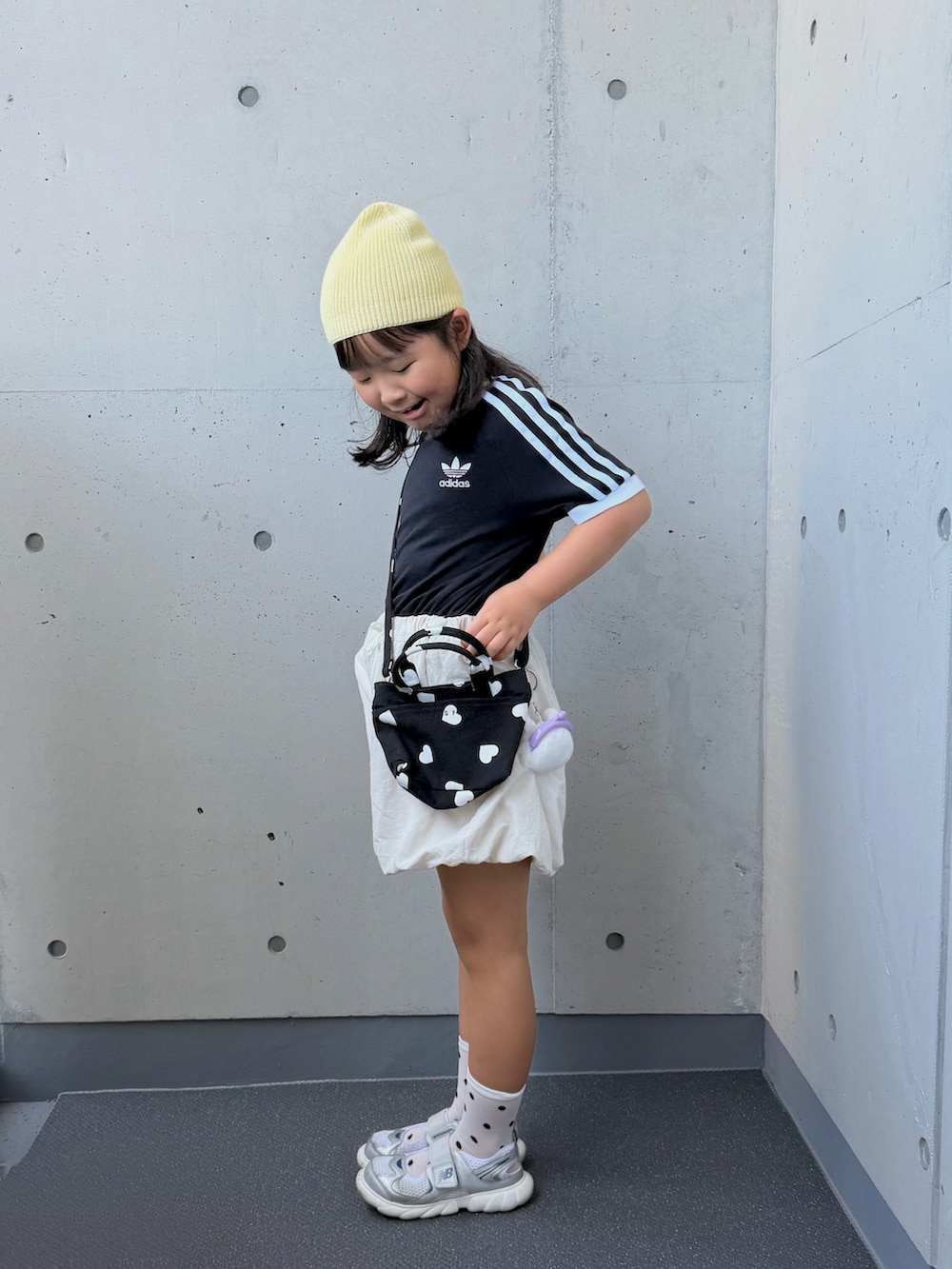 シルバー系のスニーカー、ブラック系のショルダーバッグ、ホワイト系のその他パンツを着用したキッズの夏コーディネートの2枚目の写真