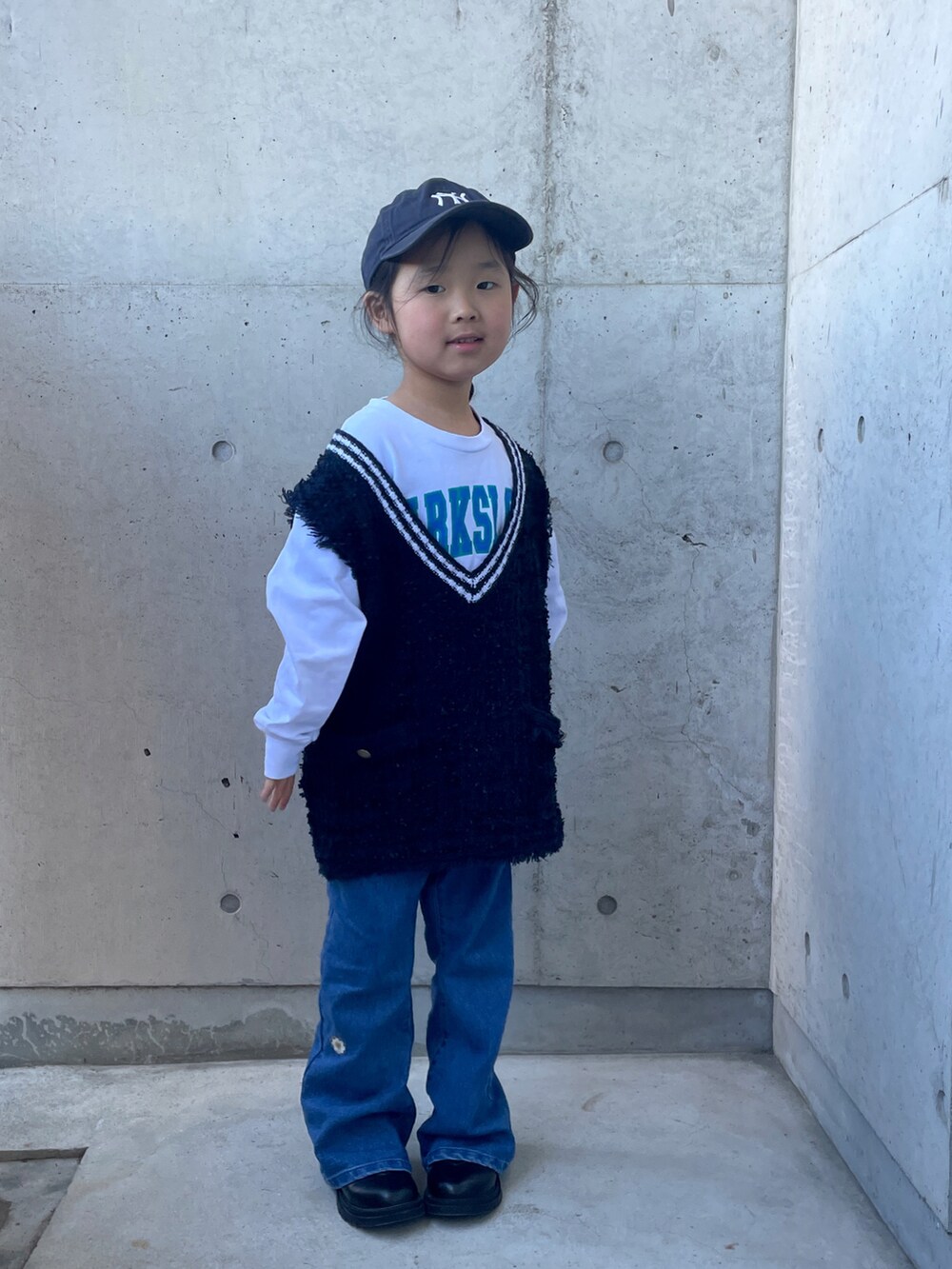 ブラック系のブーツ、ブルー系のTシャツ/カットソー、ブルー系のデニムパンツを着用したキッズの冬コーディネートの4枚目の写真