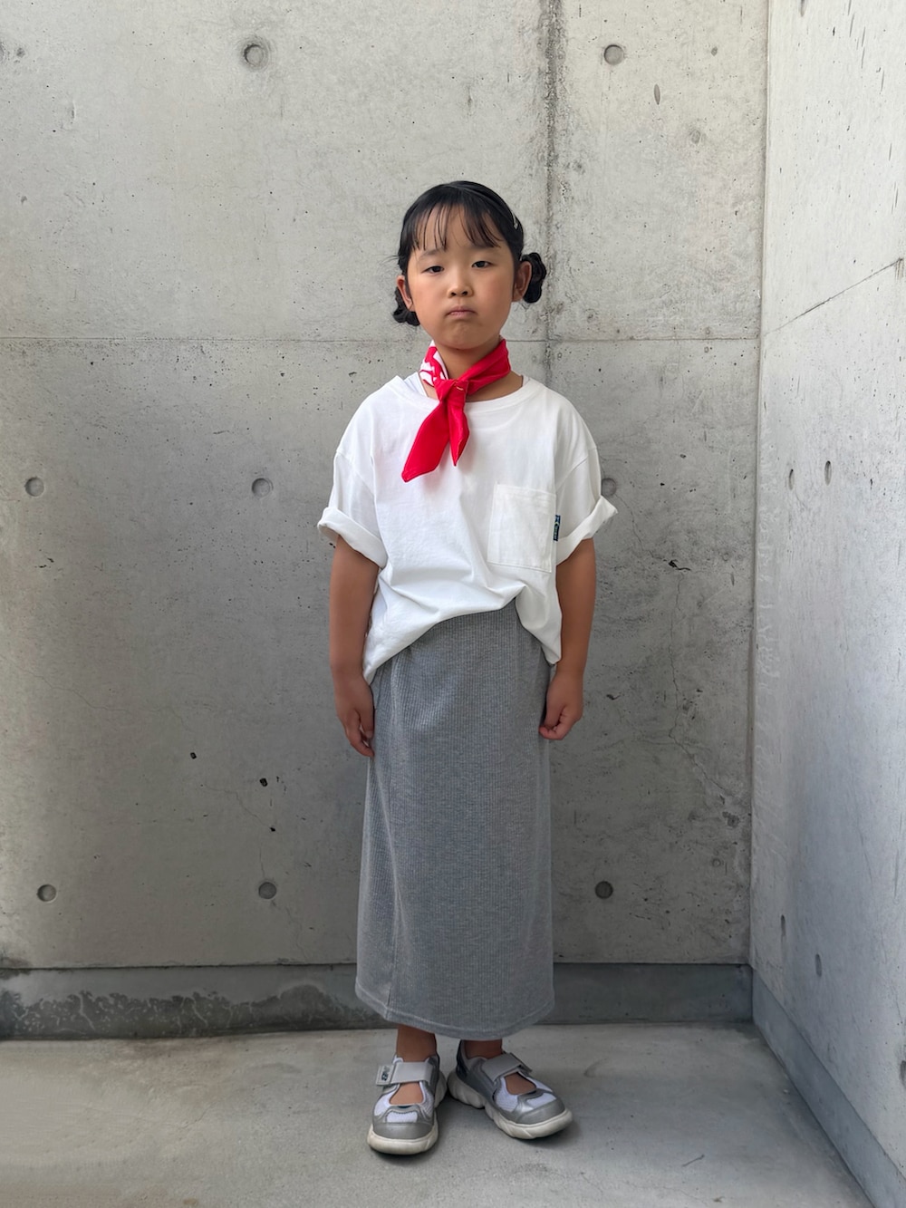 ホワイト系のTシャツ/カットソー、グレー系のスカート、シルバー系のスニーカーを着用したキッズの夏コーディネートの4枚目の写真