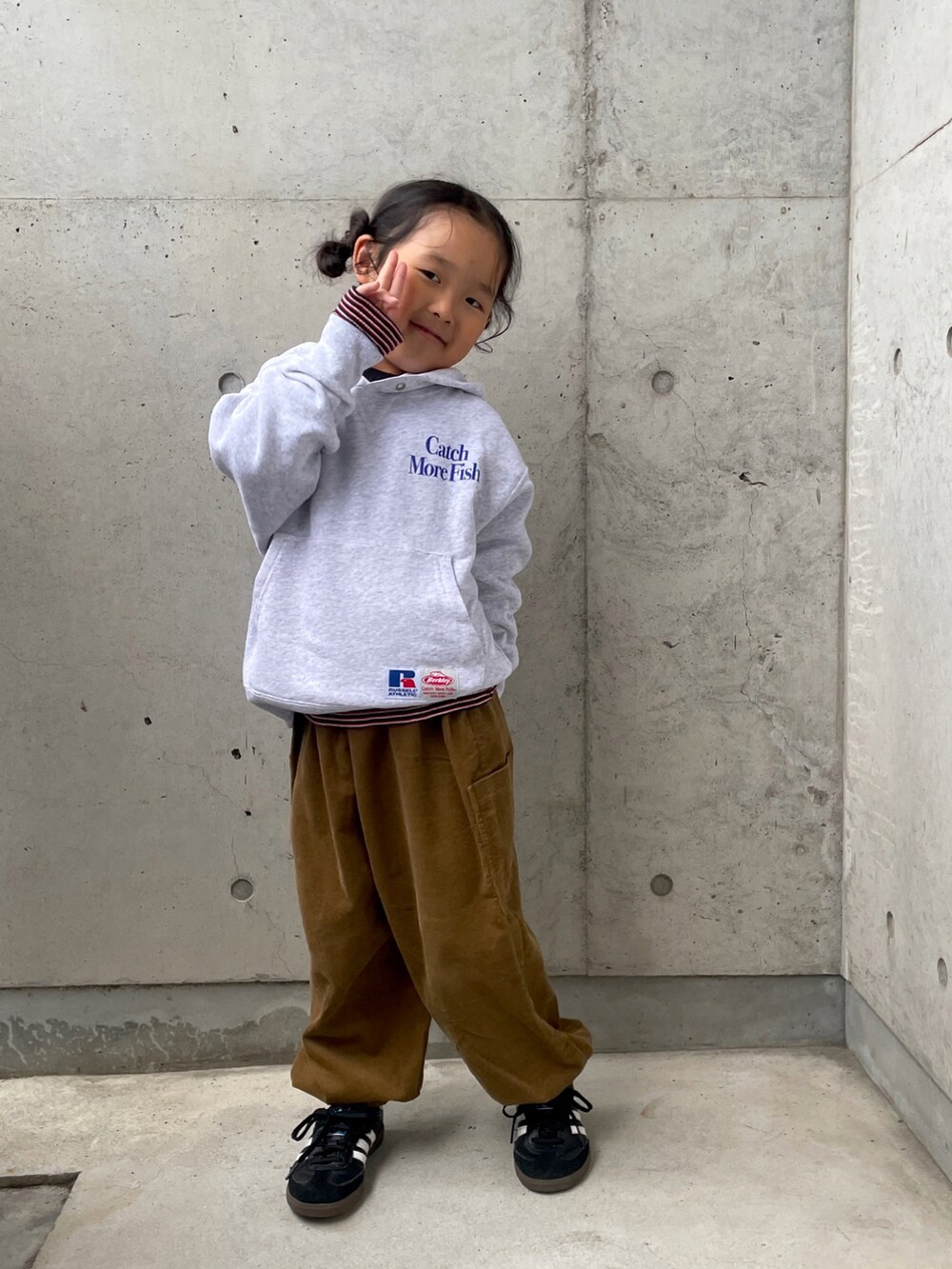 グレー系のスウェット、レッド系のTシャツ/カットソー、イエロー系のその他パンツを着用したキッズの秋コーディネートの2枚目の写真