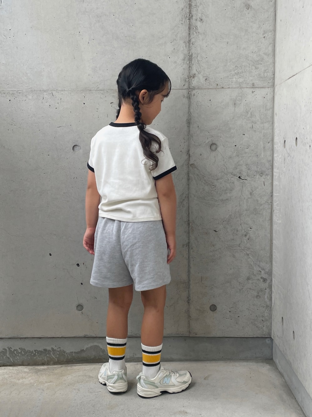 グレー系のその他パンツ、ホワイト系のトップス、ホワイト系のスニーカーを着用したキッズの夏コーディネートの2枚目の写真