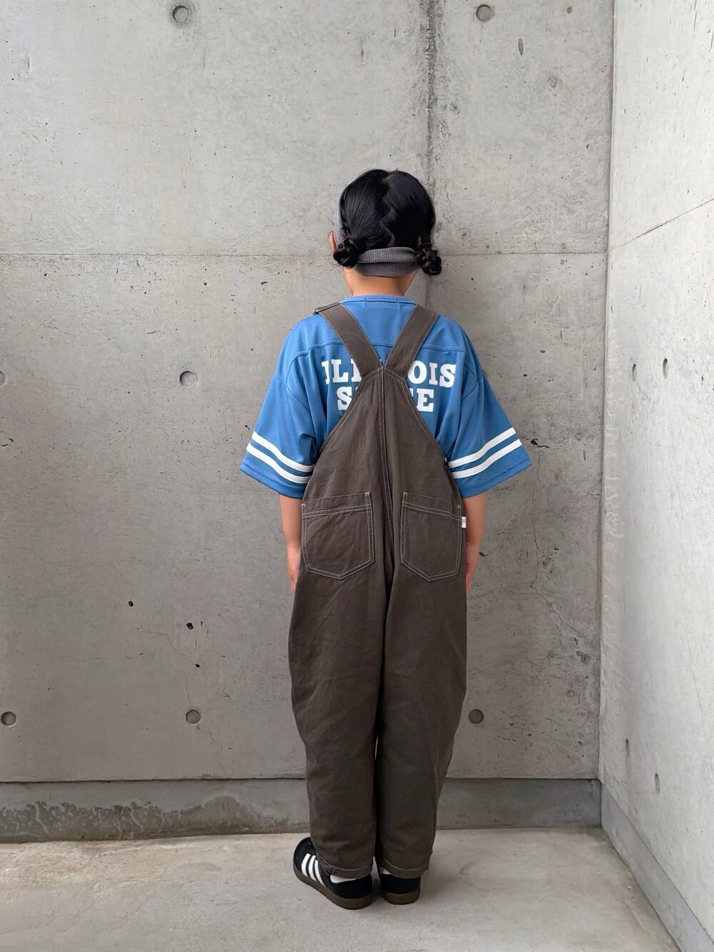 ブラック系のスニーカー、ブルー系のTシャツ/カットソー、グレー系のサロペット/オーバーオールを着用したキッズの春コーディネートの3枚目の写真
