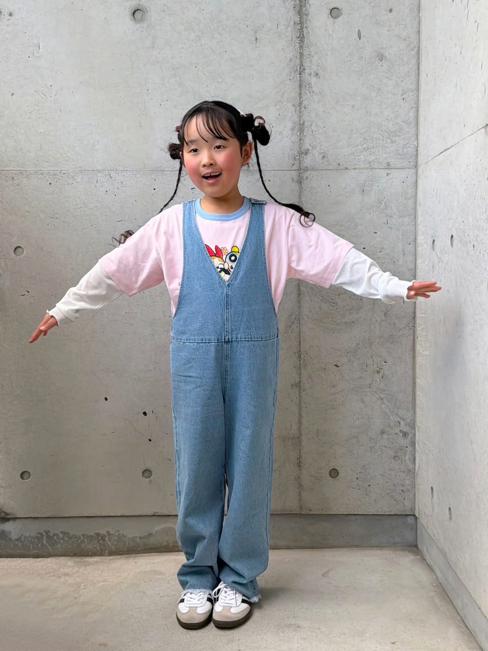 ホワイト系のTシャツ/カットソー、ブルー系のサロペット/オーバーオール、ホワイト系のスニーカーを着用したキッズの春コーディネートの3枚目の写真