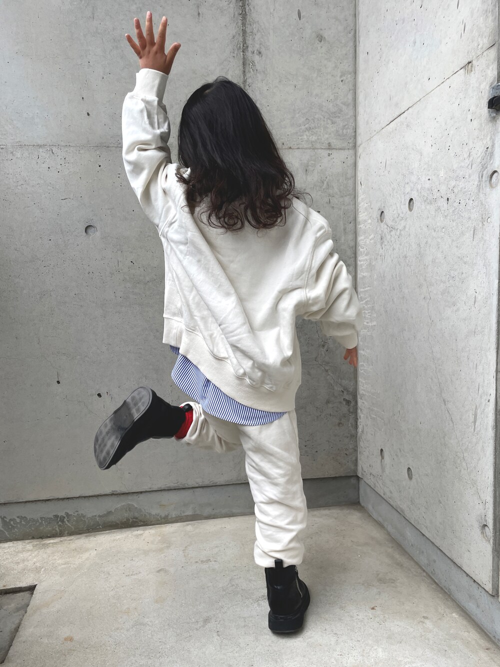 ブラック系のブーツ、ホワイト系のスウェット、ホワイト系のその他パンツを着用したキッズの春コーディネートの4枚目の写真
