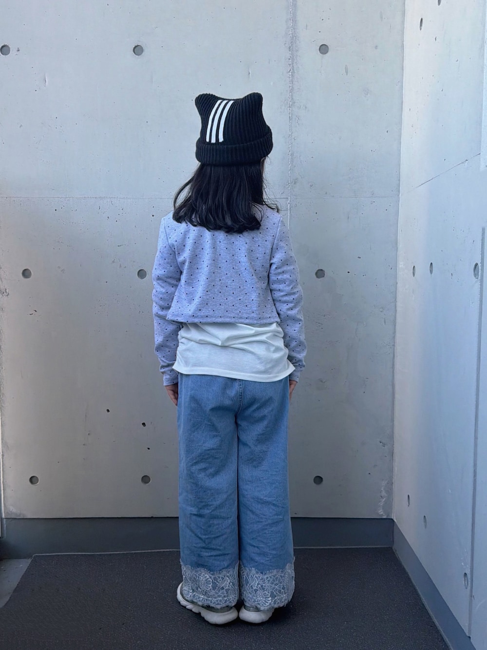 ホワイト系のTシャツ/カットソー、シルバー系のスニーカー、グレー系のトップスを着用したキッズの秋コーディネートの3枚目の写真