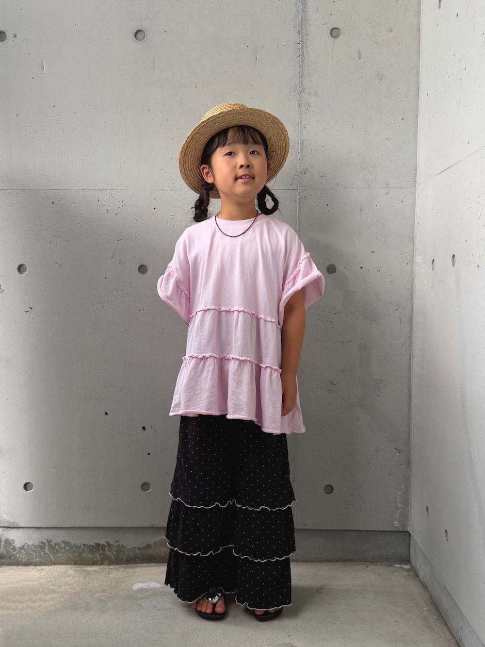 ピンク系のTシャツ/カットソー、ブラック系のその他パンツ、ブラック系のサンダルを着用したキッズの夏コーディネートの5枚目の写真