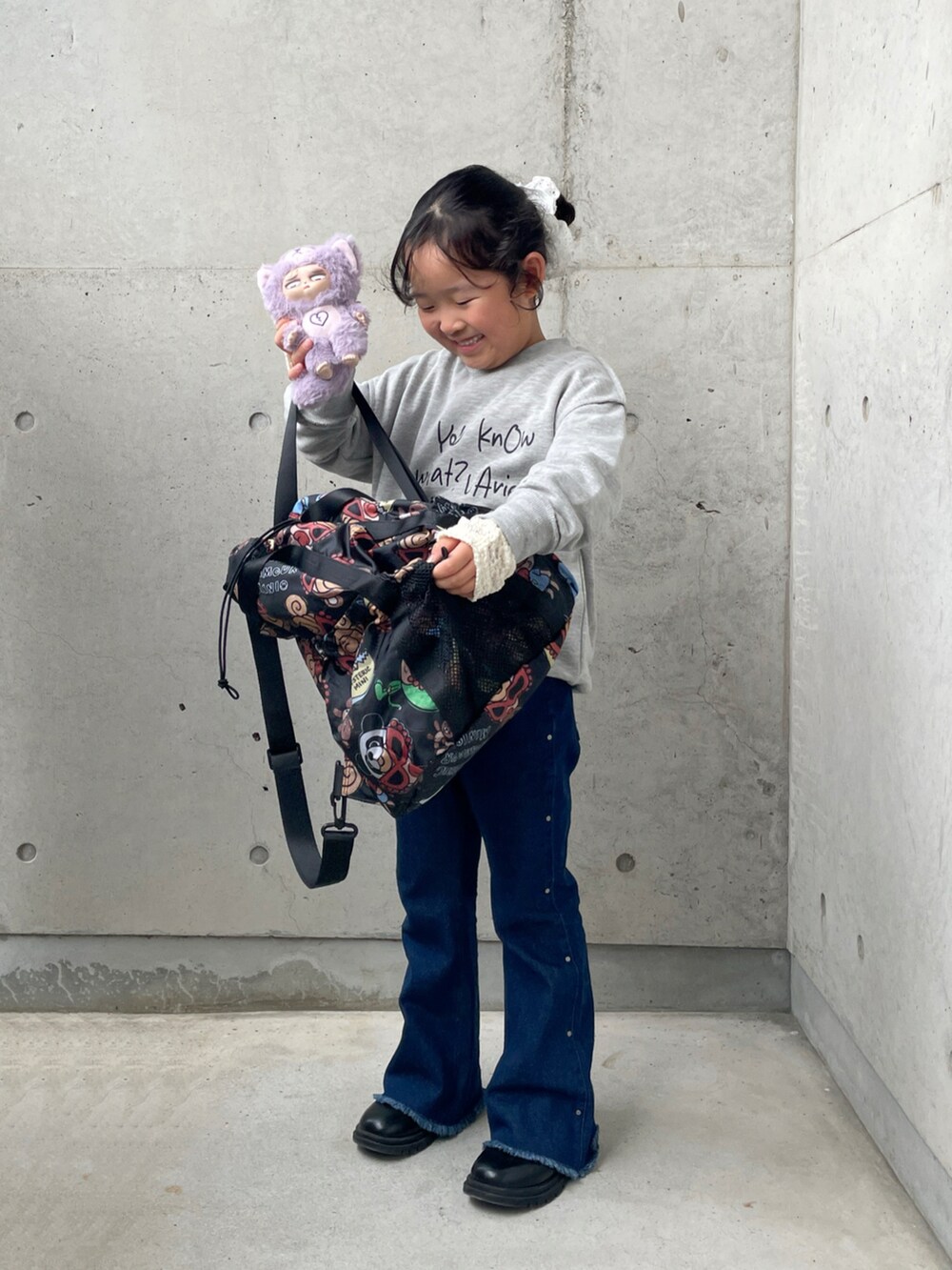 ホワイト系のTシャツ/カットソー、グレー系のTシャツ/カットソー、ブルー系のデニムパンツを着用したキッズの秋コーディネートの4枚目の写真