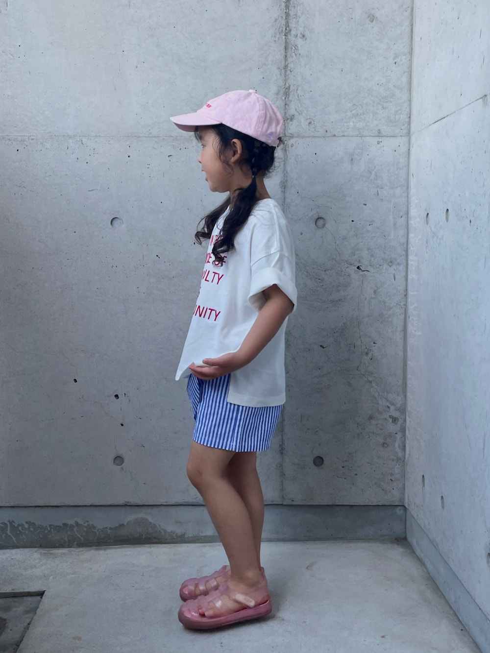 「ロゴT、ストライプ、ストライプパンツ、ラインソックス、ハイカットスニーカー、スニーカー、白Tシャツ、キャップ、キッズコーデ」｜「CONVERSEのconverse コンバース CHILD ALL STAR N Z HI キッズスニーカー(チャイルドオールスターNZHI)（スニーカー、レッド系）」を使った、ioooさん（キッズ・110cm）の夏コーディネートの5枚目の写真