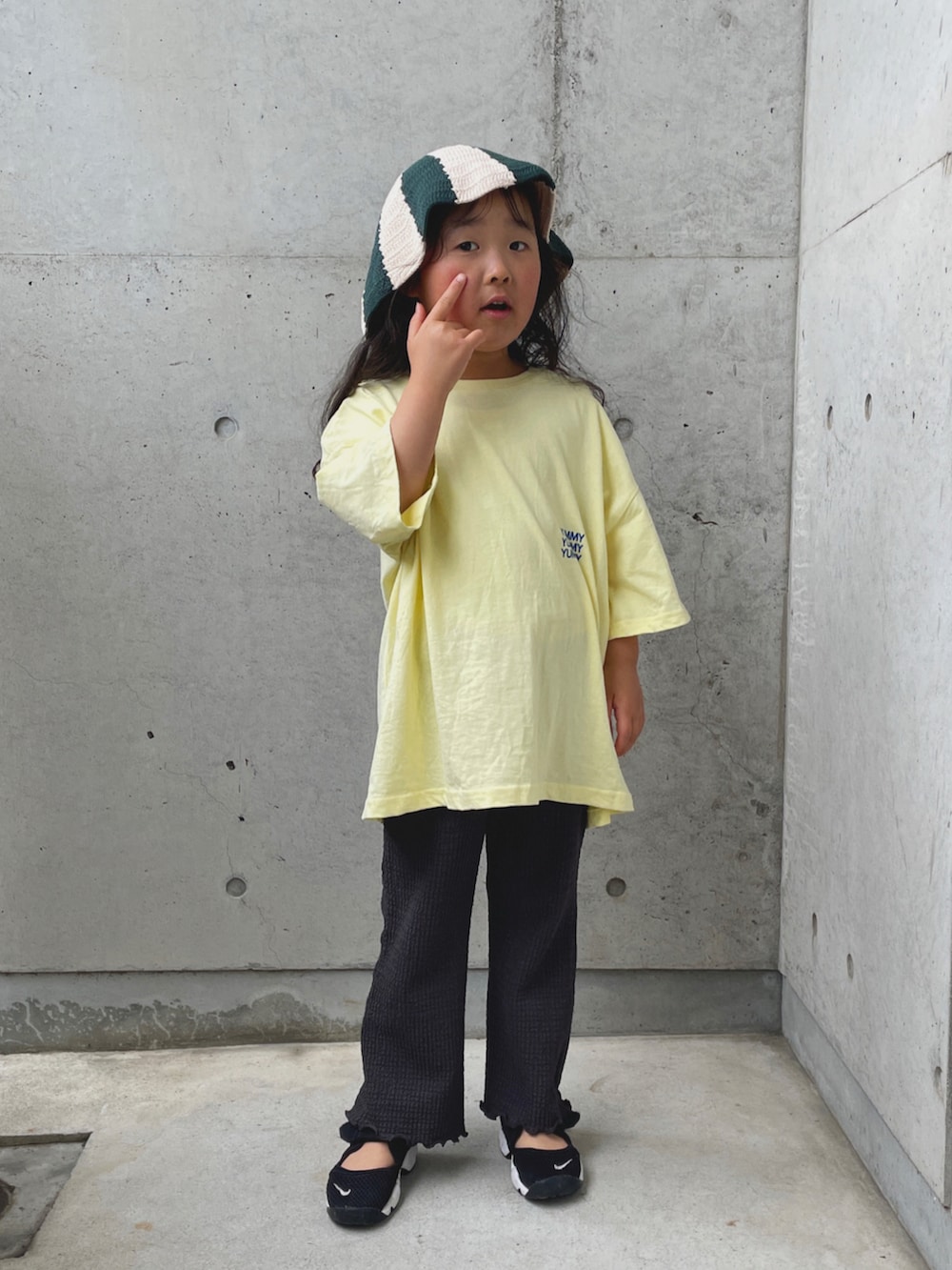 イエロー系のTシャツ/カットソー、グレー系のその他パンツ、ブラック系のスニーカーを着用したキッズの春コーディネートの5枚目の写真