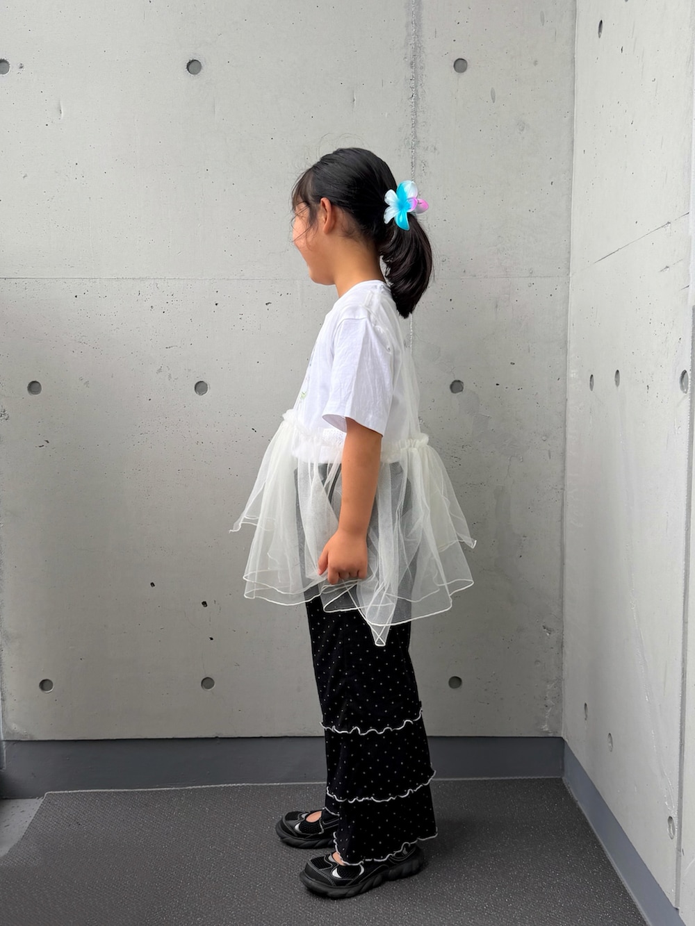 ホワイト系のTシャツ/カットソー、ブラック系のその他パンツ、ブラック系のサンダルを着用したキッズの秋コーディネートの4枚目の写真