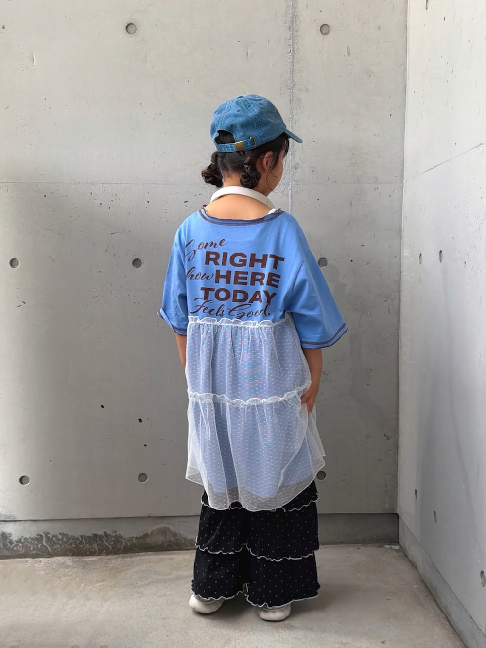 ブラック系のその他パンツ、ブルー系のワンピース、シルバー系のスニーカーを着用したキッズの夏コーディネートの3枚目の写真