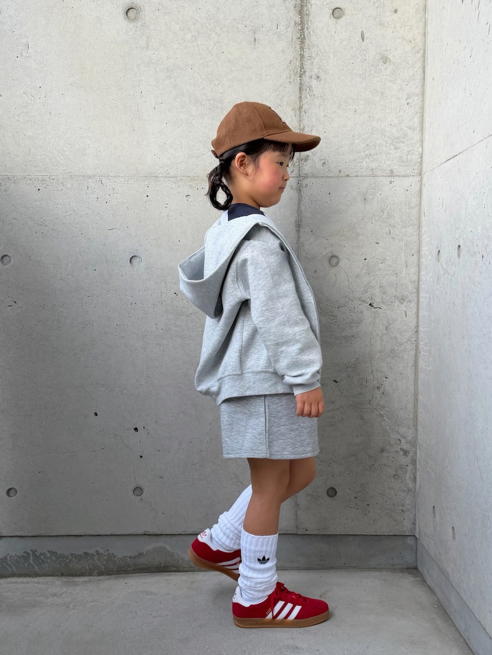 レッド系のスニーカー、グレー系のパーカー、グレー系のTシャツ/カットソーを着用したキッズの春コーディネートの3枚目の写真