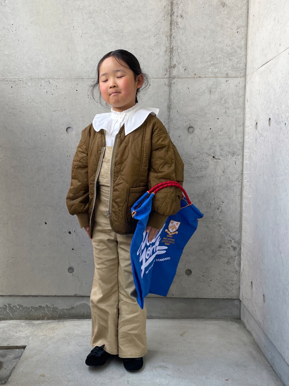 ブルー系のエコバッグ/サブバッグ、ベージュ系のサロペット/オーバーオール、ホワイト系のシャツ/ブラウスを着用したキッズの春コーディネートの3枚目の写真