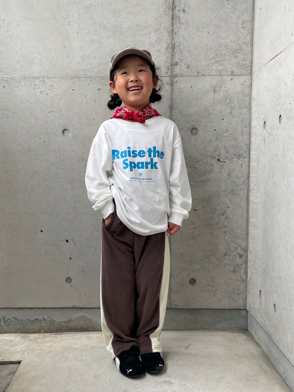 ホワイト系のTシャツ/カットソー、ブラウン系のその他パンツ、ブラック系のスニーカーを着用したキッズの春コーディネートの4枚目の写真