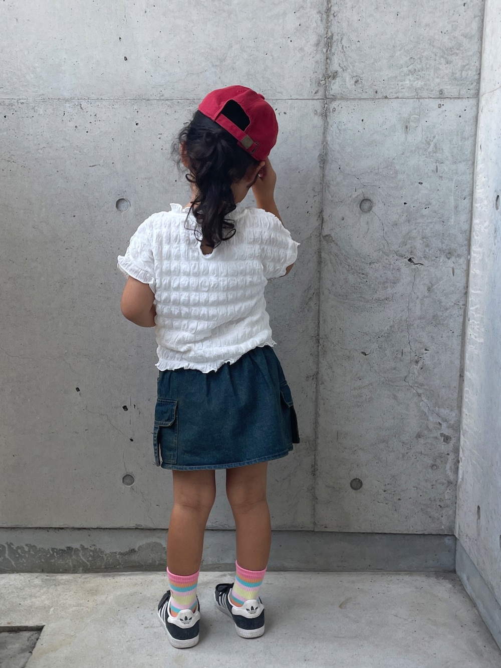 ホワイト系のシャツ/ブラウス、ブルー系のスカート、ブラック系のスニーカーを着用したキッズの夏コーディネートの4枚目の写真