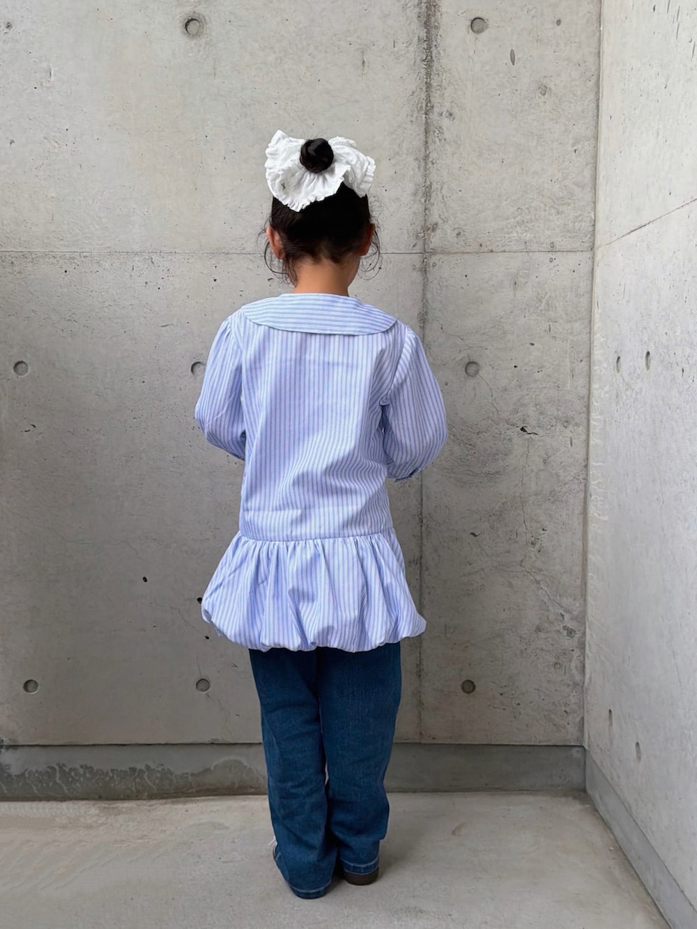 ブルー系のシャツ/ブラウス、ブルー系のデニムパンツ、ホワイト系のスニーカーを着用したキッズの春コーディネートの5枚目の写真