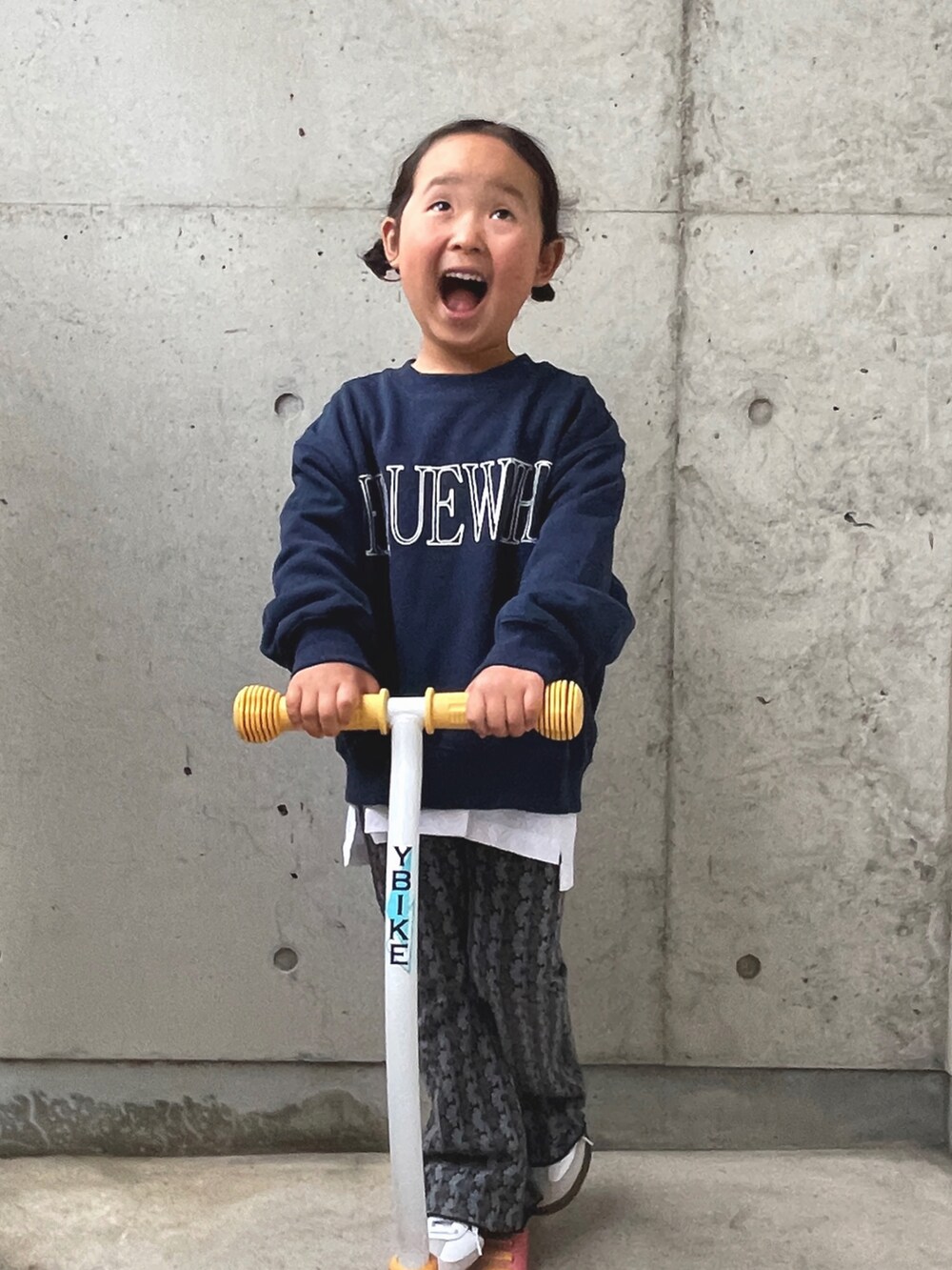 ホワイト系のスウェット、ホワイト系のTシャツ/カットソー、グレー系のその他パンツを着用したキッズの春コーディネートの3枚目の写真