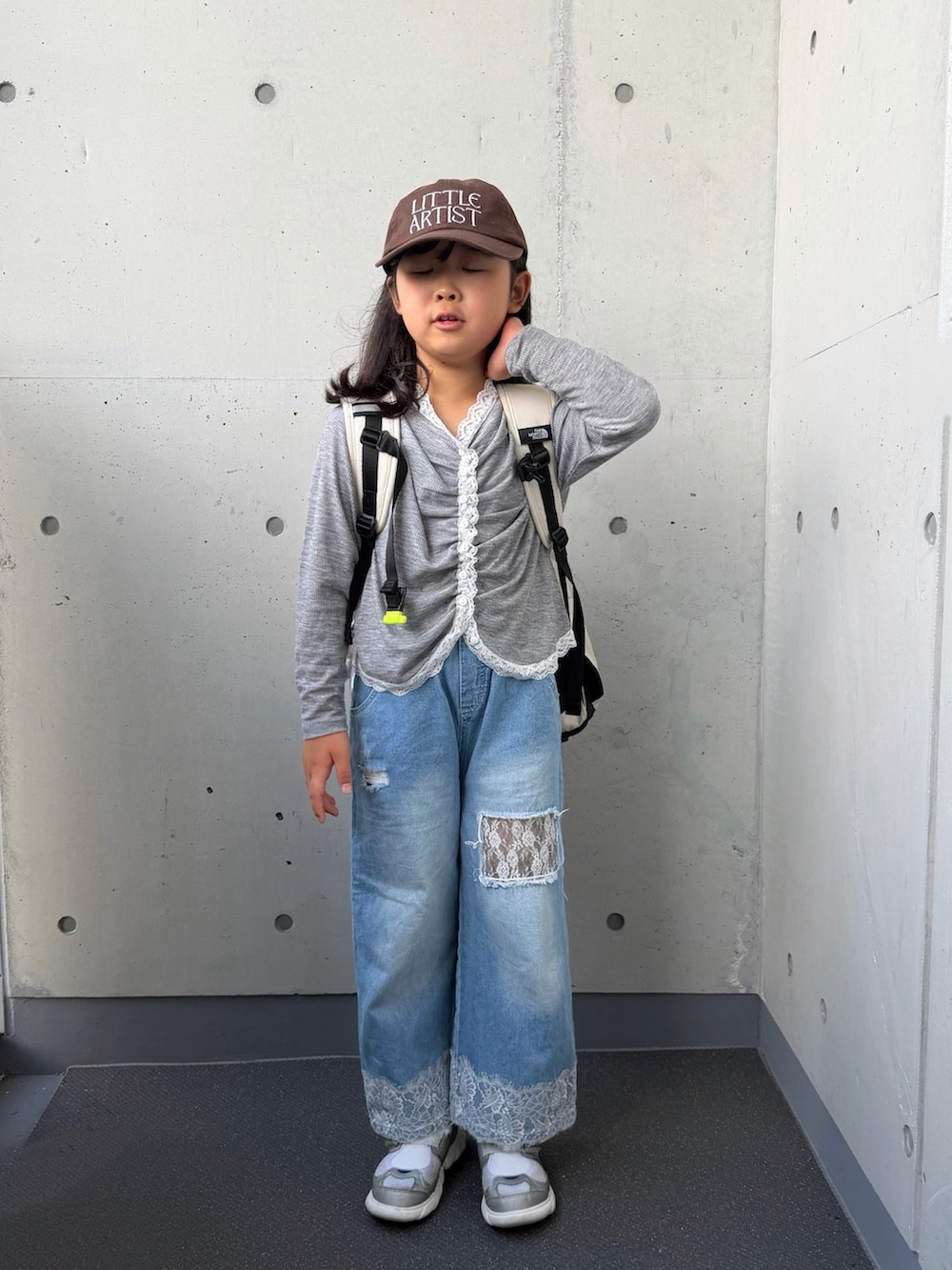 グレー系のTシャツ/カットソー、シルバー系のスニーカー、ブルー系のパンツを着用したキッズの秋コーディネートの5枚目の写真
