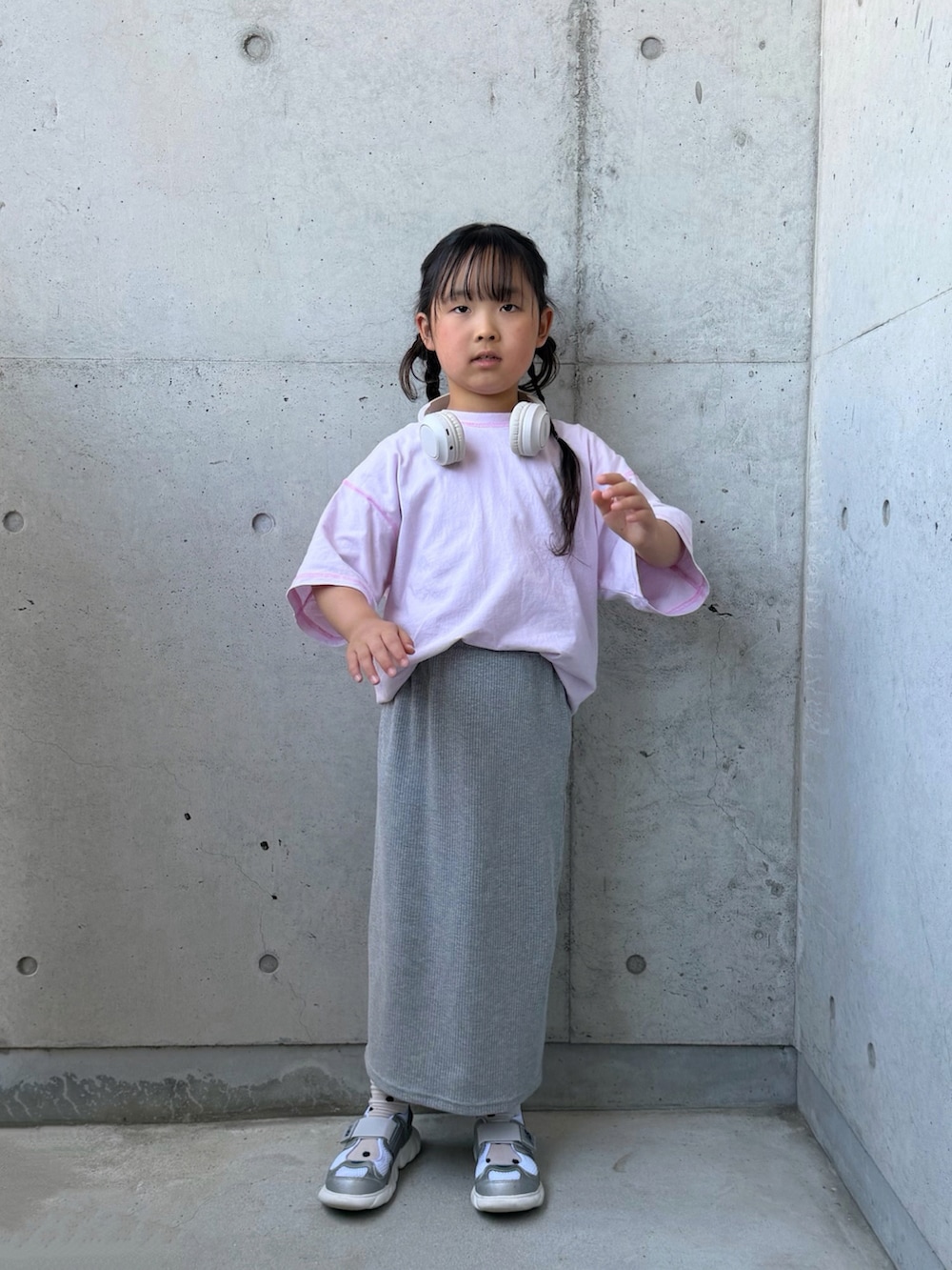 パープル系のTシャツ/カットソー、グレー系のスカート、シルバー系のスニーカーを着用したキッズの春コーディネートの5枚目の写真