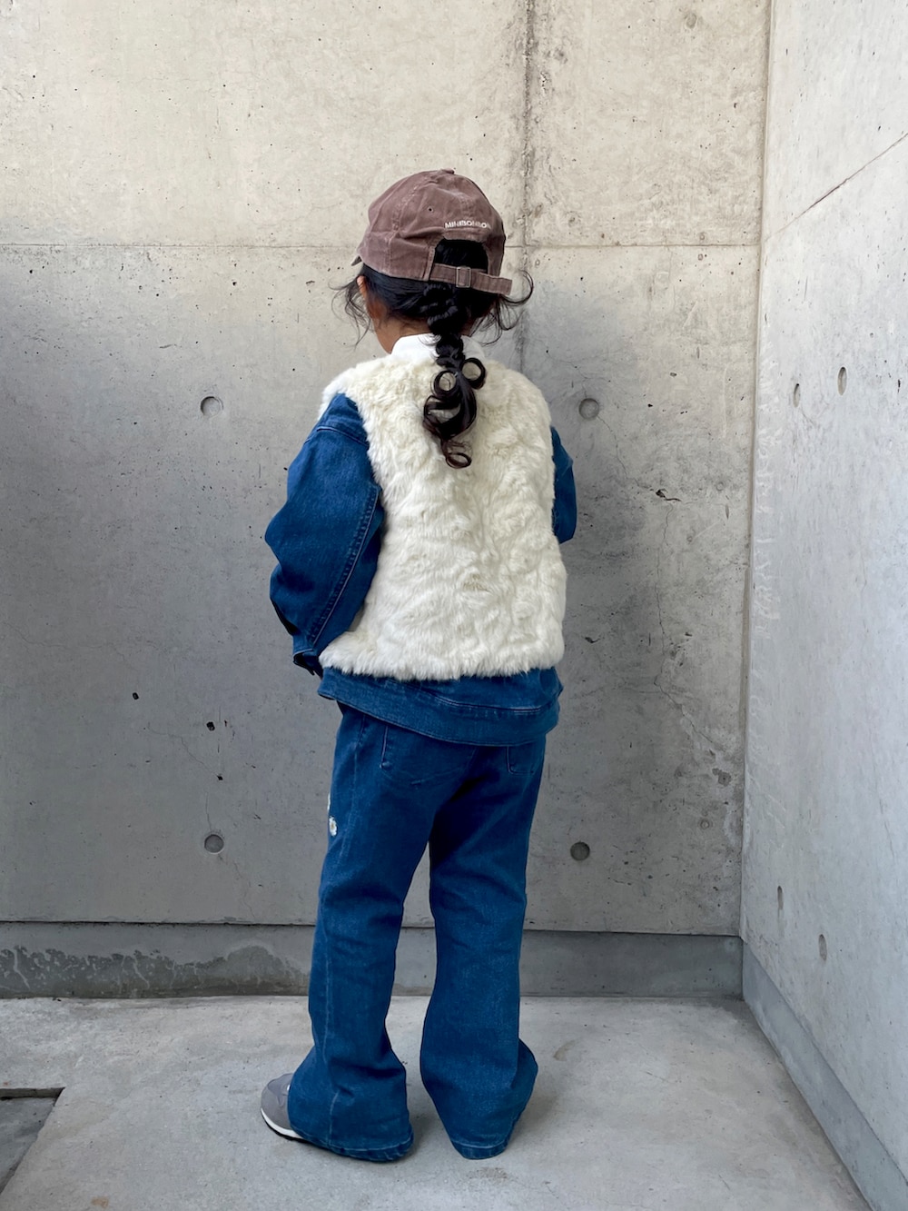 ブルー系のデニムパンツ、ブルー系のデニムジャケット、グレー系のスニーカーを着用したキッズの冬コーディネートの3枚目の写真