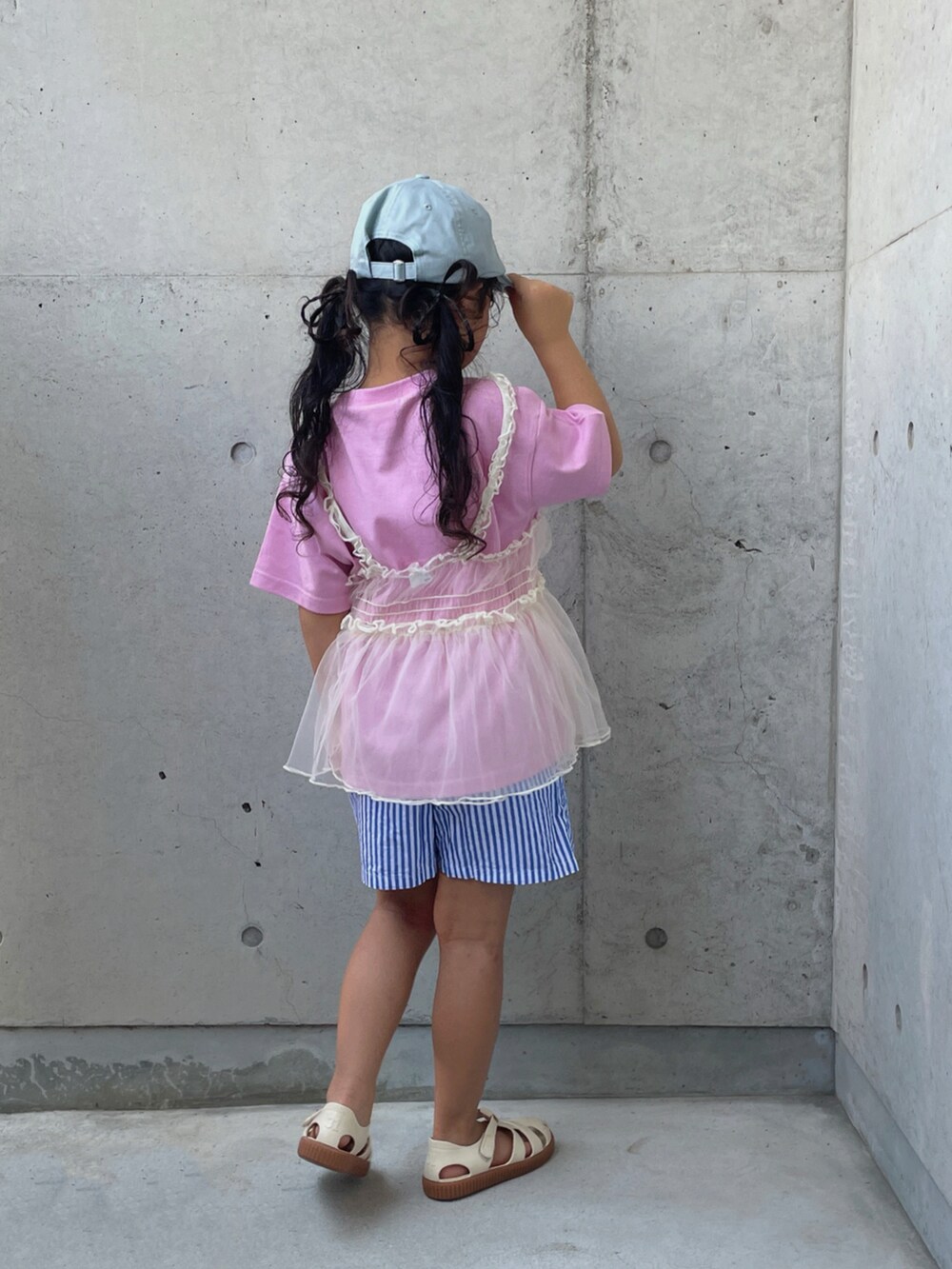 ピンク系のTシャツ/カットソー、ホワイト系のサンダル、ブルー系のその他パンツを着用したキッズの夏コーディネートの2枚目の写真