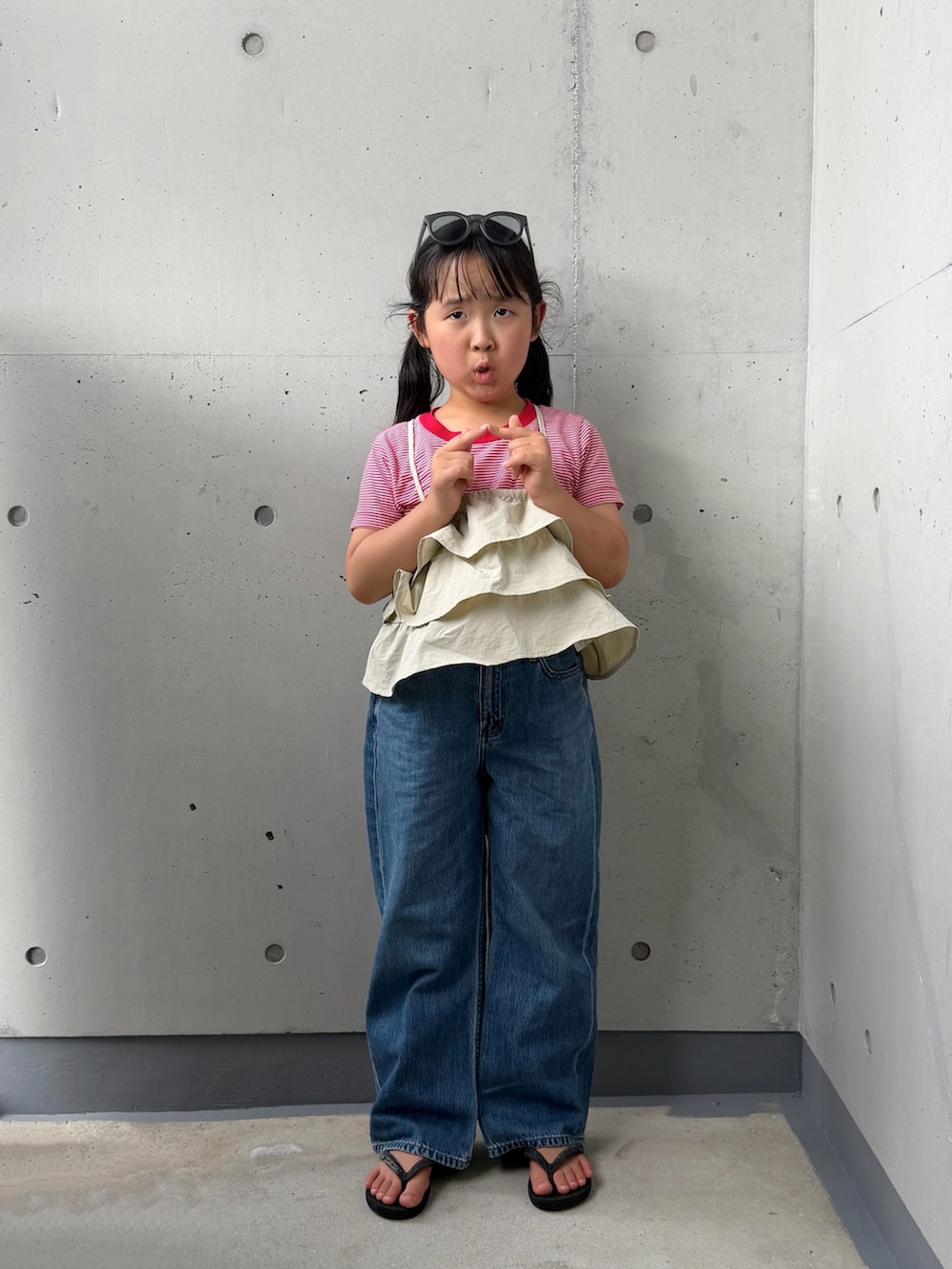 レッド系のTシャツ/カットソー、ホワイト系のTシャツ/カットソー、ブラック系のサンダルを着用したキッズの夏コーディネートの3枚目の写真